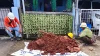 Pekerja proyek perpipaan PDAM melakukan proses penggalian dan perbaikan jaringan di kawasan permukiman Komplek Dirgantara III. (doc. pribadi) Pekerja proyek perpipaan PDAM melakukan proses penggalian dan perbaikan jaringan di kawasan permukiman Komplek Dirgantara III. (doc. pribadi)