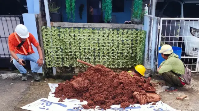 Pekerja proyek perpipaan PDAM melakukan proses penggalian dan perbaikan jaringan di kawasan permukiman Komplek Dirgantara III. (doc. pribadi)