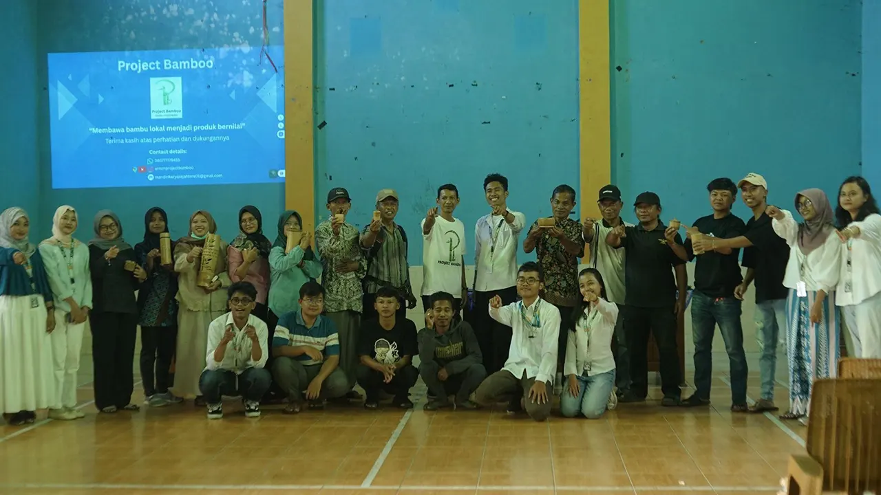 Mahasiswa KKN Universitas Sebelas Maret (UNS) bersama warga dan narasumber berfoto bersama usai pelatihan kerajinan bambu di Balai Desa Petung, Kecamatan Jatiyoso, Sabtu (7/2/2026). (doc. pribadi)
