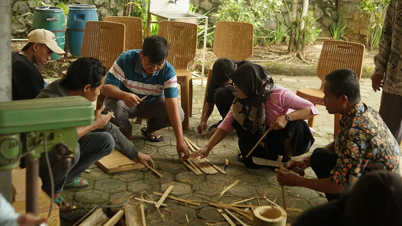 Sejumlah warga bersama mahasiswa KKN Universitas Sebelas Maret (UNS) mengikuti pelatihan pembuatan kerajinan bambu di Desa Petung, Kecamatan Jatiyoso, Sabtu (7/2/2026). (doc. pribadi)