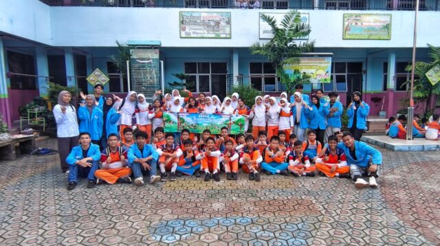 Sesi foto setelah pelaksanaan kegiatan bersama siswa kelas VI B SD Negeri 10 Pangkal Pinang, mahasiswa Universitas Bangka Belitung dan dosen pendamping. (doc. pribadi)