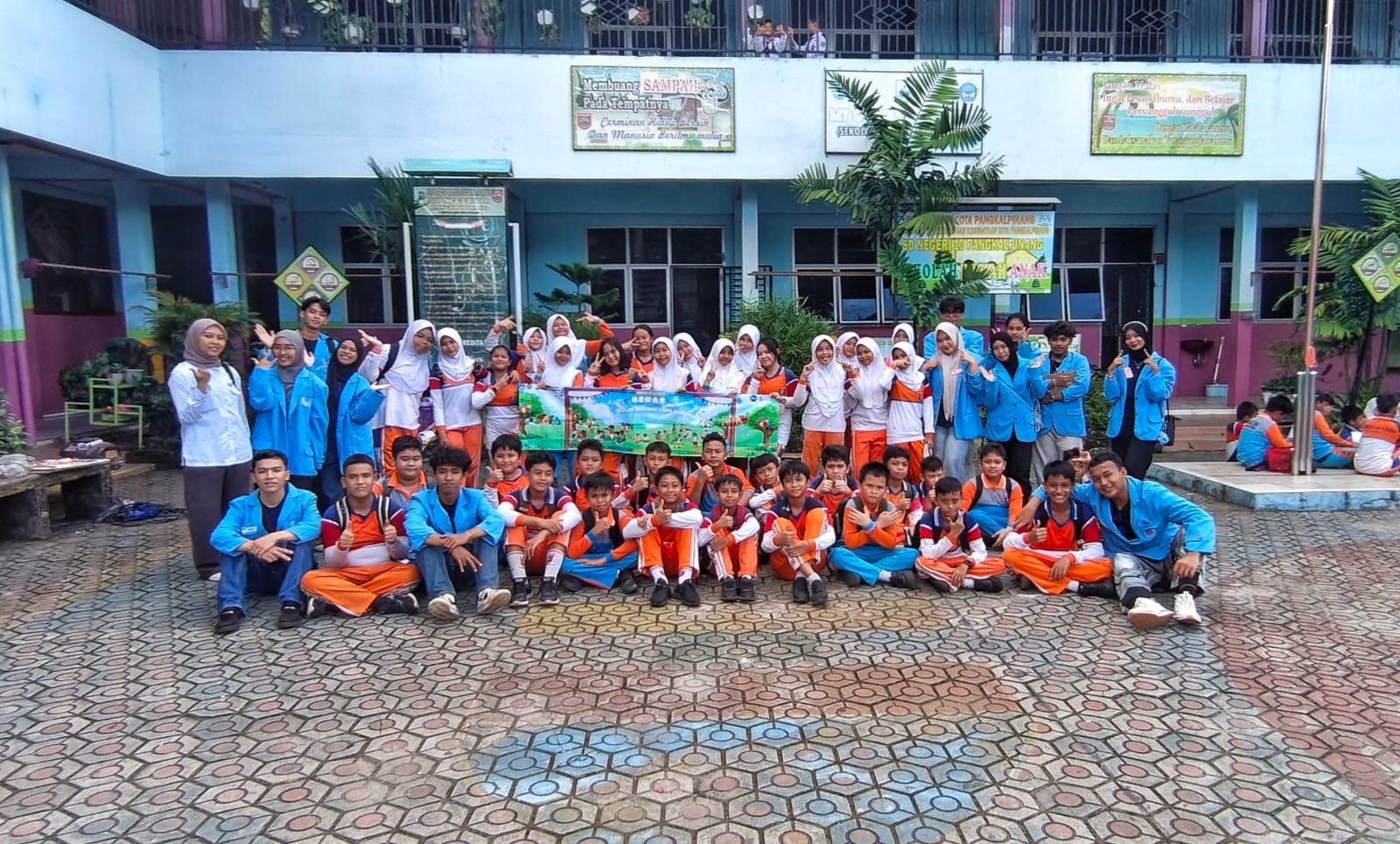 Sesi foto setelah pelaksanaan kegiatan bersama siswa kelas VI B SD Negeri 10 Pangkal Pinang, mahasiswa Universitas Bangka Belitung dan dosen pendamping. (doc. pribadi)