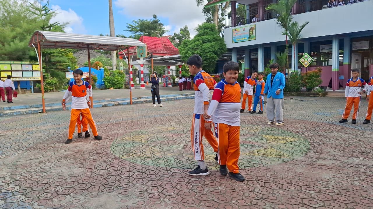 Suasana bermain gim bersama di lapangan SD Negeri 10 Pangkal Pinang. (doc. pribadi)