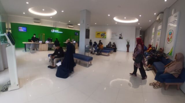 Suasana ruang pelayanan BPJS Ketenagakerjaan Sleman Godean saat peserta mengantre untuk mengajukan klaim dan pendaftaran. (doc. Ahmad Zaidan Shafi)