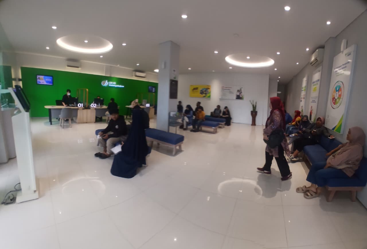 Suasana ruang pelayanan BPJS Ketenagakerjaan Sleman Godean saat peserta mengantre untuk mengajukan klaim dan pendaftaran. (doc. Ahmad Zaidan Shafi)