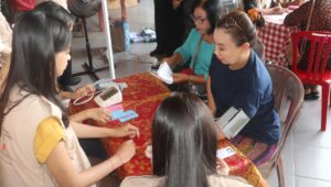 Mahasiswa KKN UNS Kelompok 183 Batubulan saat melakukan pemeriksaan kesehatan gratis kepada warga dalam kegiatan Batubulan Health Fair di Desa Batubulan, Kecamatan Sukawati, Kabupaten Gianyar, Bali. (doc. pribadi)