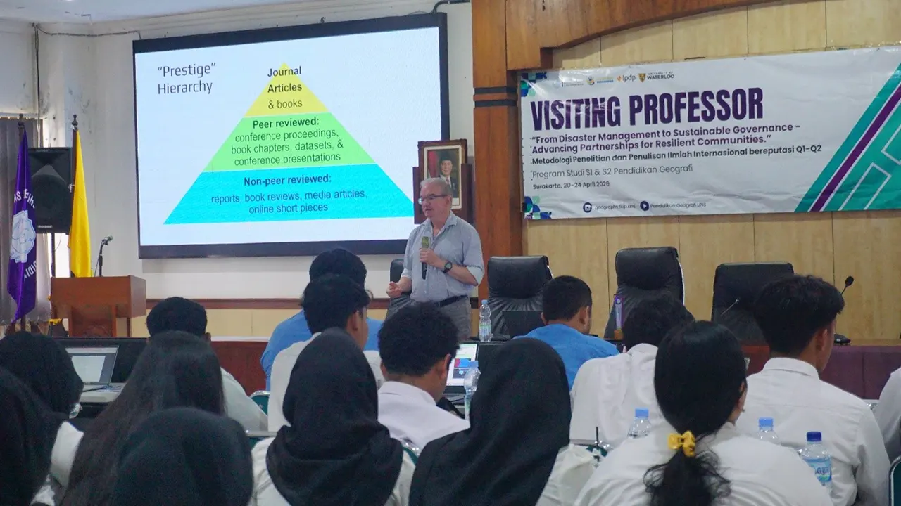Assoc. Prof. Dr. Brent Doberstein (tengah) menyampaikan materi dalam kuliah tamu internasional yang diselenggarakan Program Studi Pendidikan Geografi FKIP UNS. (Dok. FKIP UNS)