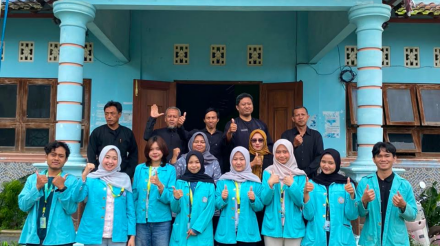 Foto Anggota Kelompok 01 Magang Desa PWK UNS bersama