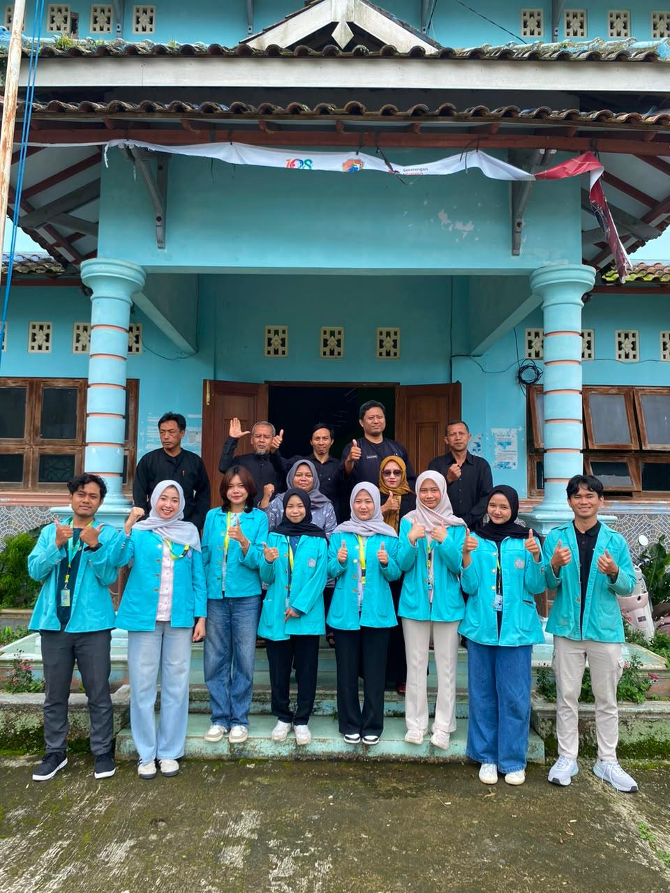 Foto Anggota Kelompok 01 Magang Desa PWK UNS bersama