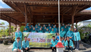 Foto bersama Tim Hibah MBKM ID [2132] UNS dengan perangkat desa dan warga Desa Jeron. (Dok. Tim Hibah MBKM ID [2132] UNS)