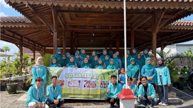 Foto bersama Tim Hibah MBKM ID [2132] UNS dengan perangkat desa dan warga Desa Jeron. (Dok. Tim Hibah MBKM ID [2132] UNS)