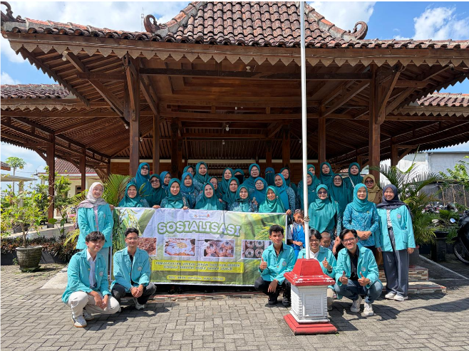 Foto bersama Tim Hibah MBKM ID [2132] UNS dengan perangkat desa dan warga Desa Jeron. (Dok. Tim Hibah MBKM ID [2132] UNS)