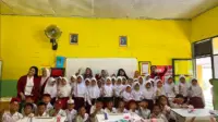 Foto bersama mahasiswa Ilmu komunikasi UNIBA dengan guru dan siswa-siswi kelas 2 SDN Patapan. (doc. pribadi) Foto bersama mahasiswa Ilmu komunikasi UNIBA dengan guru dan siswa-siswi kelas 2 SDN Patapan. (doc. pribadi)