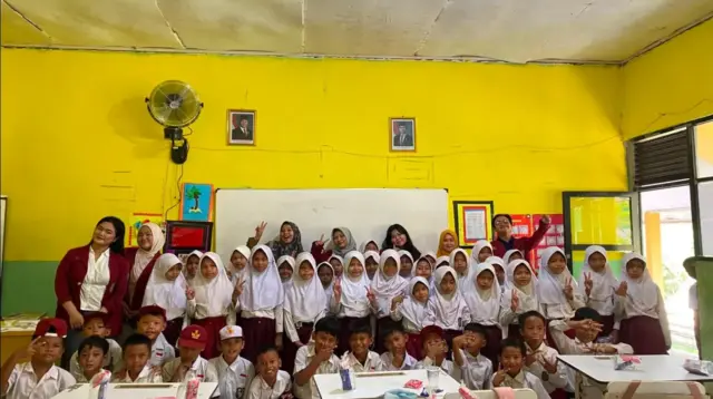 Foto bersama mahasiswa Ilmu komunikasi UNIBA dengan guru dan siswa-siswi kelas 2 SDN Patapan. (doc. pribadi)