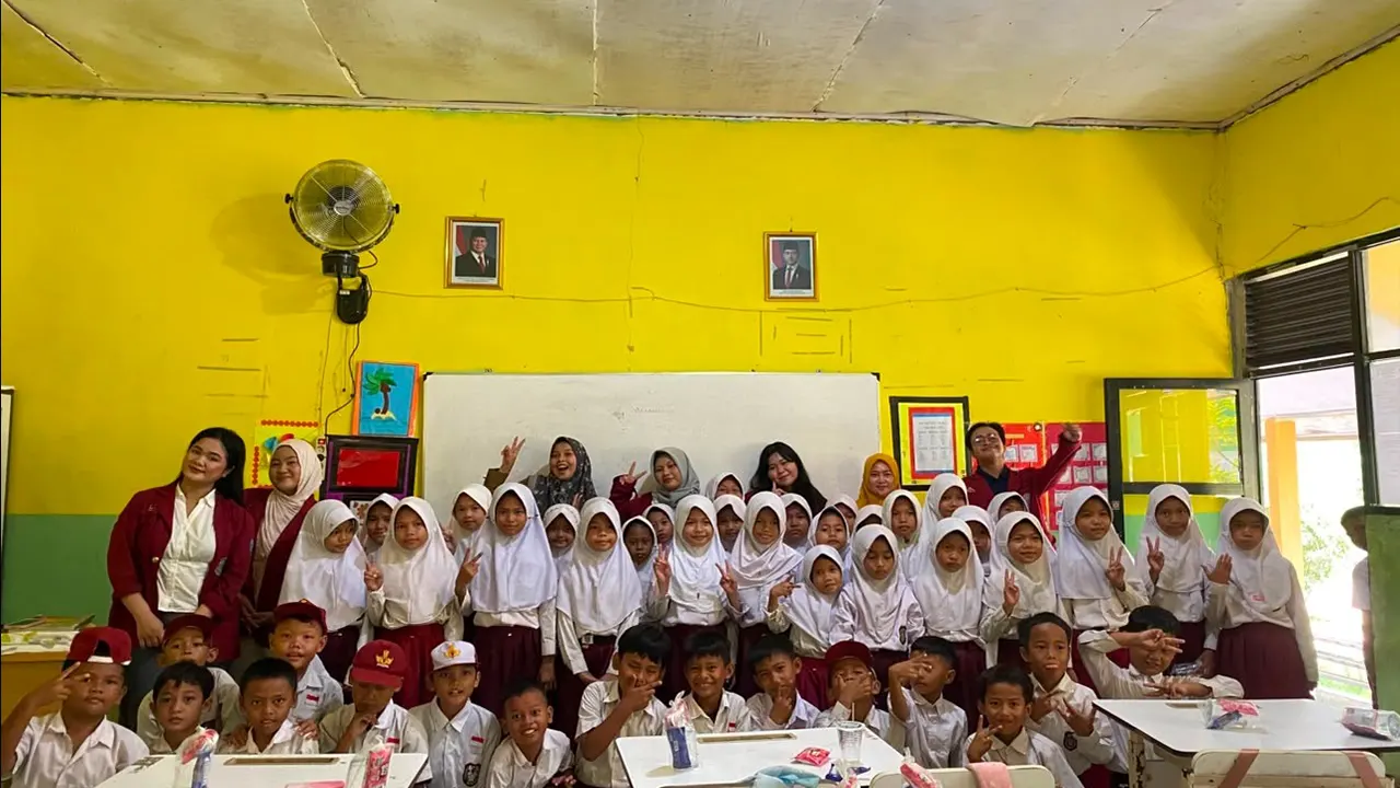 Foto bersama mahasiswa Ilmu komunikasi UNIBA dengan guru dan siswa-siswi kelas 2 SDN Patapan. (doc. pribadi)