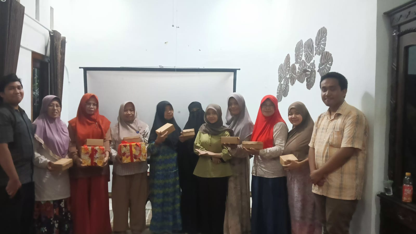 Mahasiswa UPN Veteran Jawa Timur bersama anggota PKK RT 4 Kalitengah, Sidoarjo, berfoto usai mengikuti pelatihan video editing kreatif dan digital marketing, Sabtu (12/4/2026). (Dok. Mahasiswa UPN Veteran Jatim)
