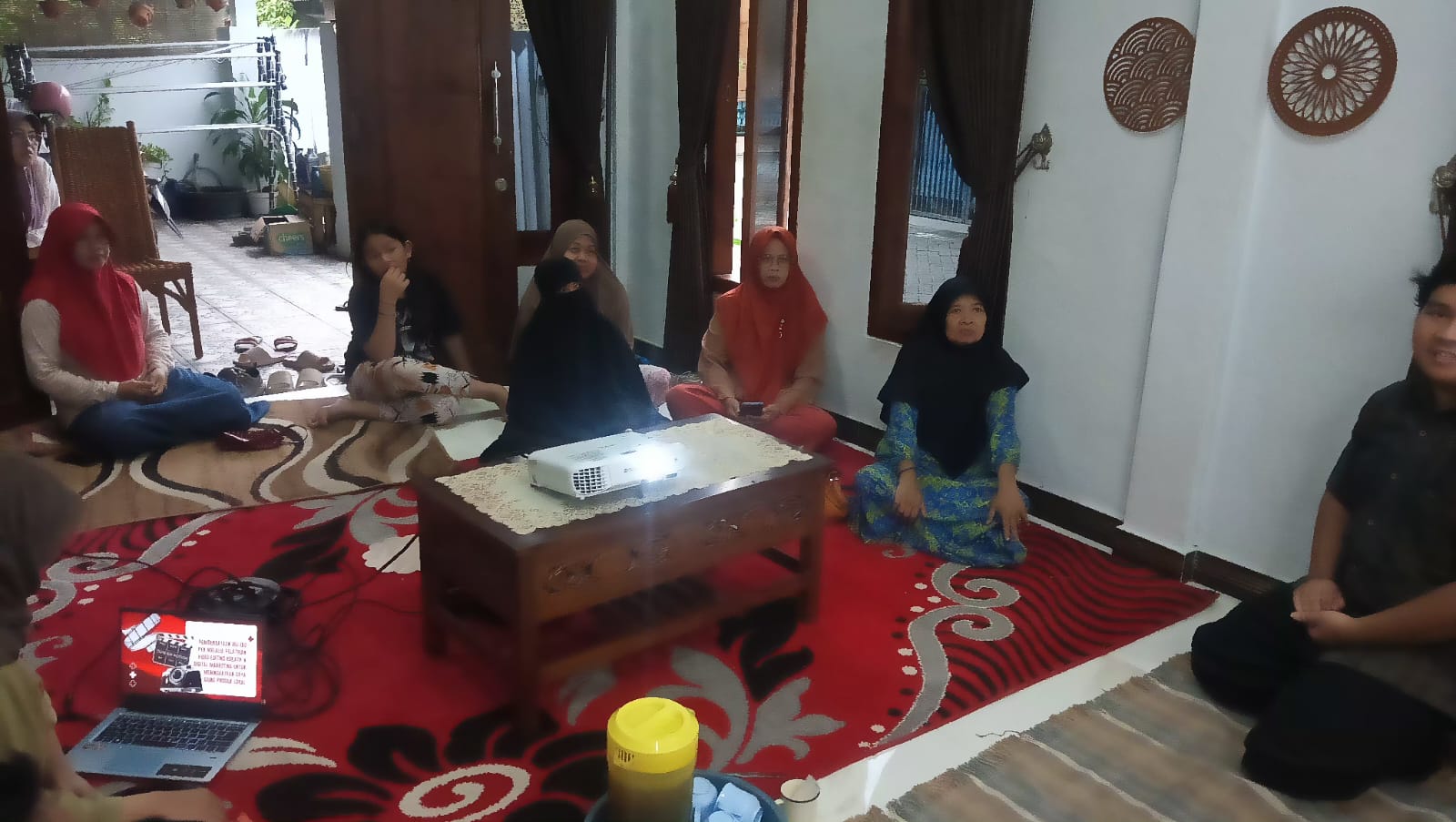 Peserta pelatihan menyimak materi mengenai strategi pemasaran digital dalam kegiatan pengabdian masyarakat yang digelar mahasiswa UPN Veteran Jawa Timur di Kalitengah, Sidoarjo, Sabtu (12/4/2026). (Dok. Mahasiswa UPN Veteran Jatim)