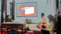 Mahasiswa UPN Veteran Jawa Timur menyampaikan materi video editing kreatif dan digital marketing kepada anggota PKK RT 4 Kalitengah, Sidoarjo, dalam kegiatan pengabdian kepada masyarakat. (Dok. Mahasiswa UPN Veteran Jatim) Mahasiswa UPN Veteran Jawa Timur menyampaikan materi video editing kreatif dan digital marketing kepada anggota PKK RT 4 Kalitengah, Sidoarjo, dalam kegiatan pengabdian kepada masyarakat. (Dok. Mahasiswa UPN Veteran Jatim)