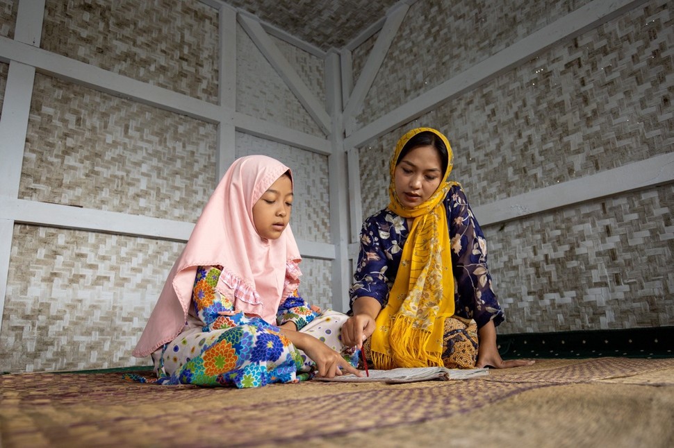 Ilustrasi orang tua mendampingi anak belajar di rumah. Foto oleh Andry Sasongko via Pexels