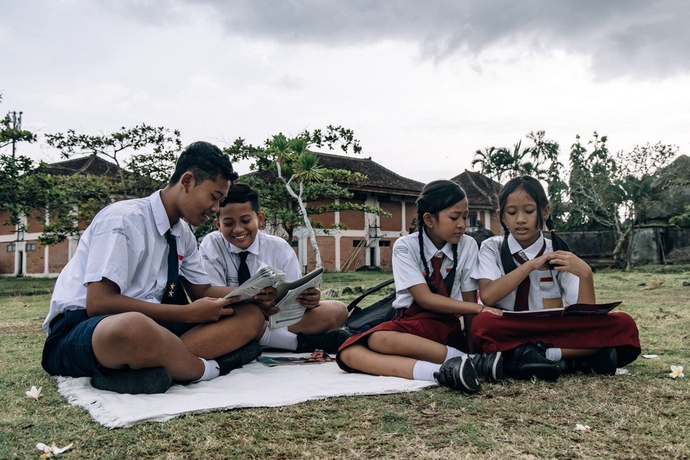 Ilustrasi siswa membaca buku di luar kelas. Foto oleh Roman Odintsov via Pexels