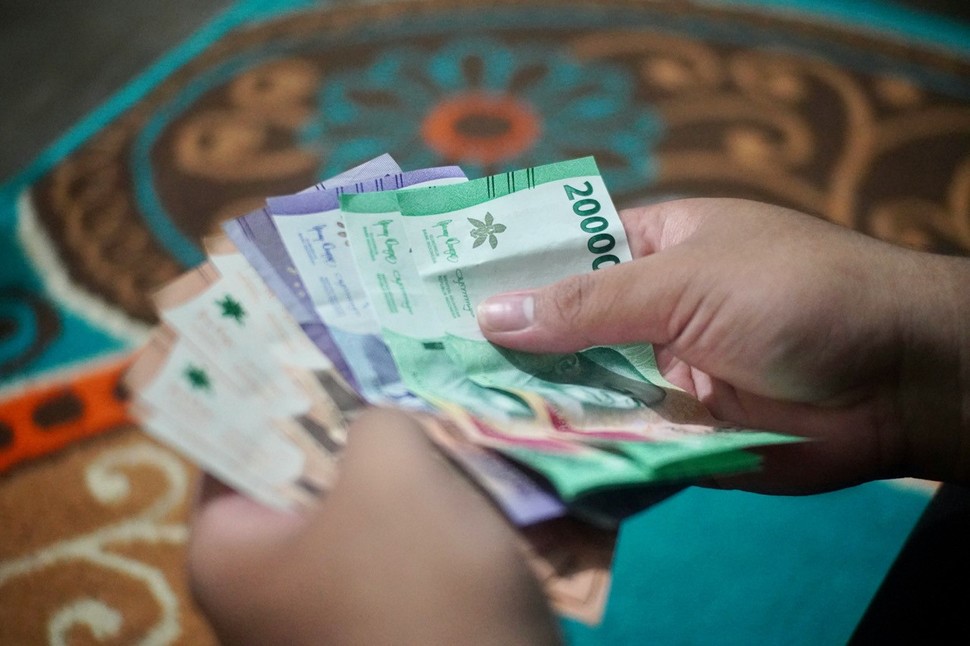 Ilustrasi uang rupiah sebagai simbol biaya pendidikan. Foto oleh Naufal Jajuli via Unsplash.