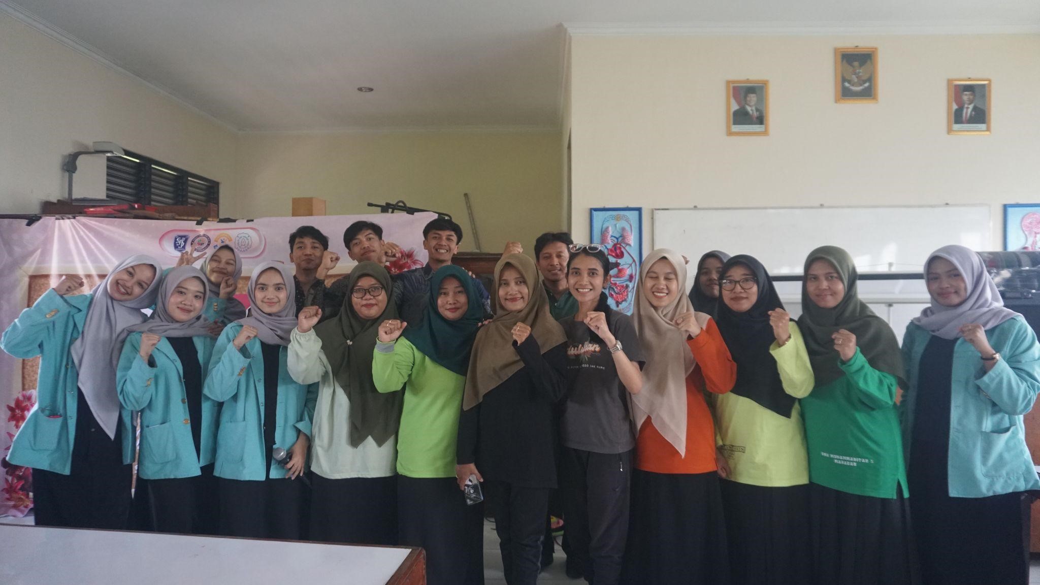 Mahasiswa MBKM Universitas Sebelas Maret bersama guru SMPN 20 Surakarta berfoto bersama usai pelaksanaan Workshop 3D Printing pada Jum’at (19/6/2026). (Dok. Pribadi)