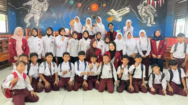 Mahasiswa Program Studi Ilmu Komunikasi Universitas Bina Bangsa bersama siswa kelas V SDN Cilampang usai kegiatan edukasi interaktif bertema anti-bullying pada Selasa (9/6/2026). (doc. pribadi)