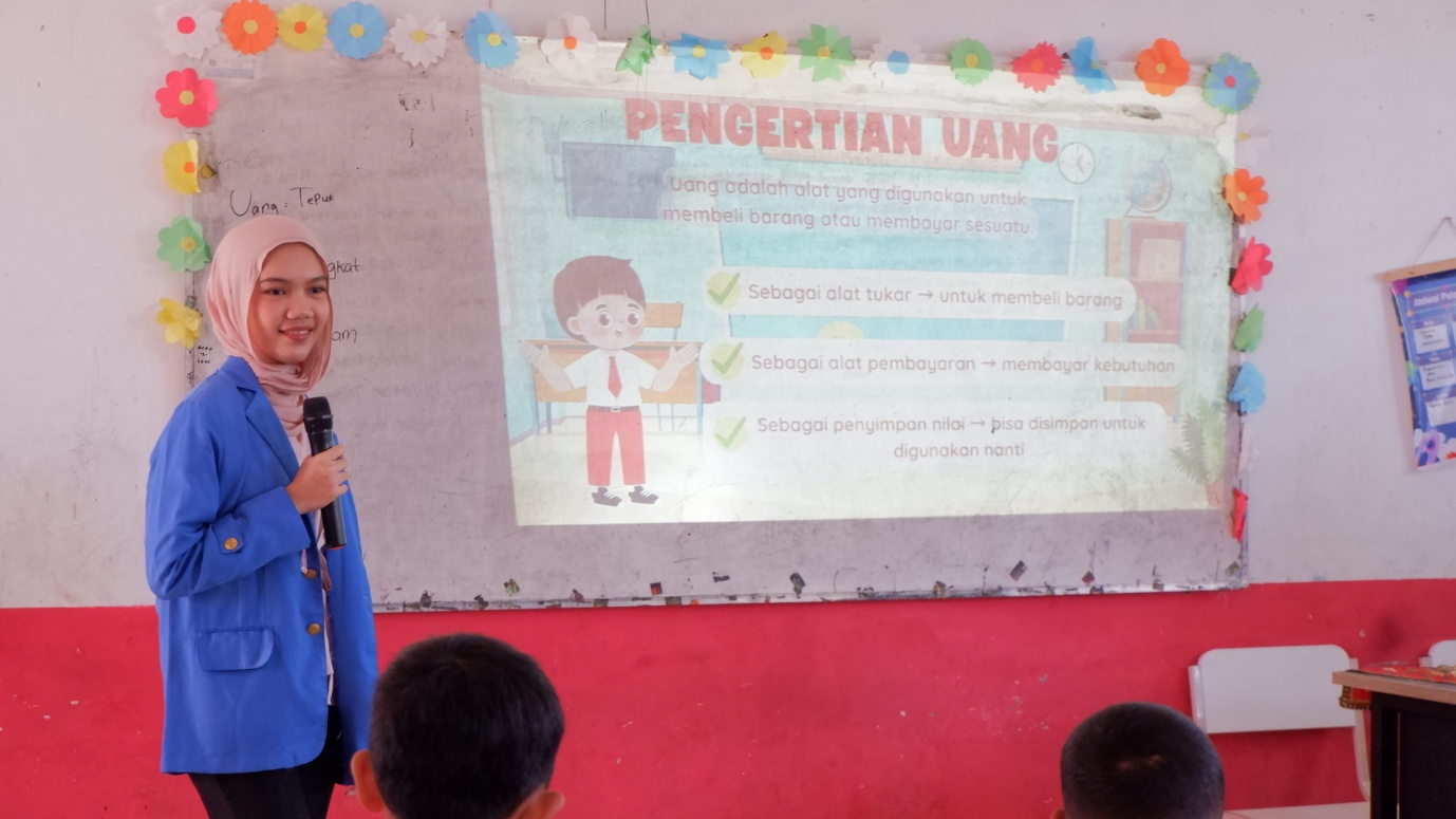 Nazwa Rahmayani saat menyampaikan materi literasi keuangan. (doc. Tim PKM 2026)