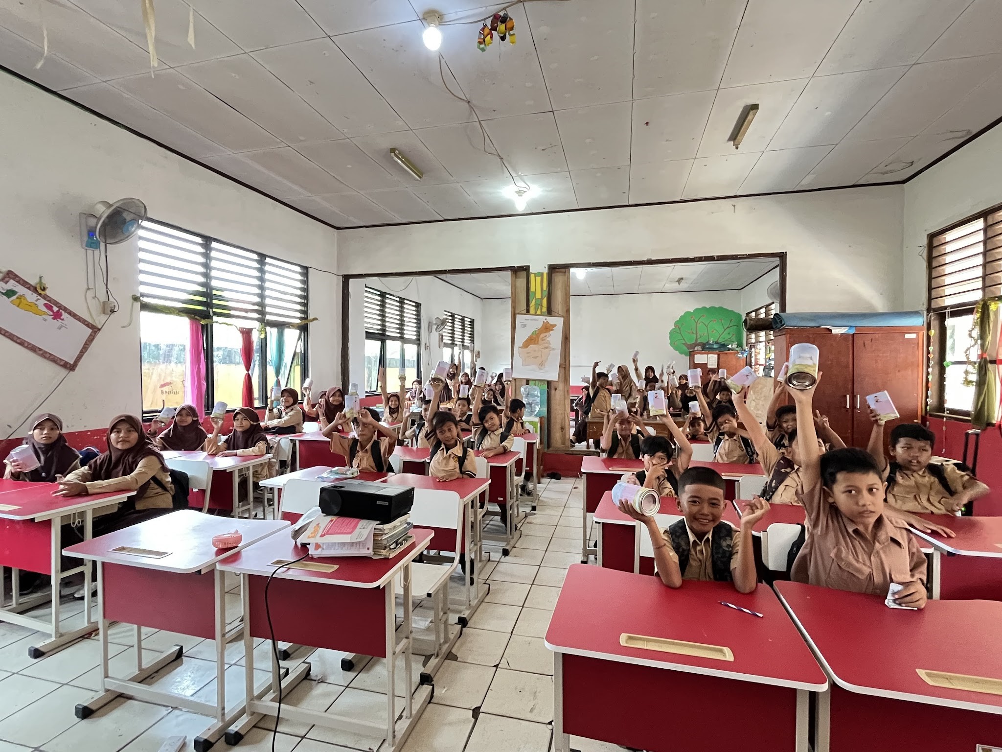 Pembagian Celengan Kepada Siswa Siswi Kelas Iv dan V SD Negeri kadusirung 2. (doc. Tim PKM 2026 )