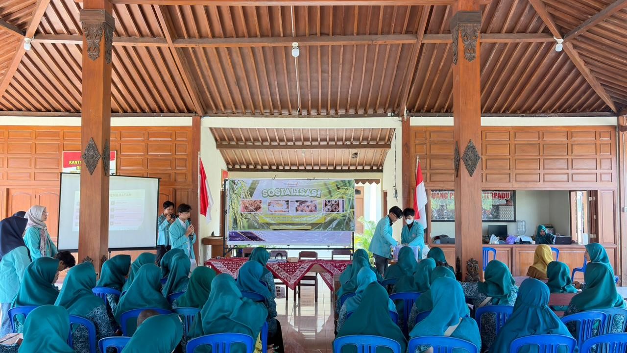 Penyampaian materi sosialisasi. (Dok. Tim Hibah MBKM ID [2132] UNS)