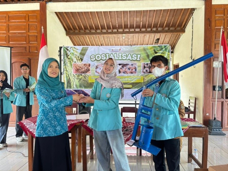 Penyerahan alat kepada perangkat Desa Jeron. (Dok. Tim Hibah MBKM ID [2132] UNS)