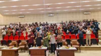 Peserta dan narasumber berfoto bersama usai Kuliah Umum bertajuk “Patriotisme Anti Korupsi dalam Menjawab Tantangan Demokrasi Indonesia” yang diselenggarakan Unit Mata Kuliah Umum (MKU) Universitas 17 Agustus 1945 (Untag) Surabaya di Gedung R. Ing Soengkonjono, Kamis (30/4/2026). (doc. pribadi)