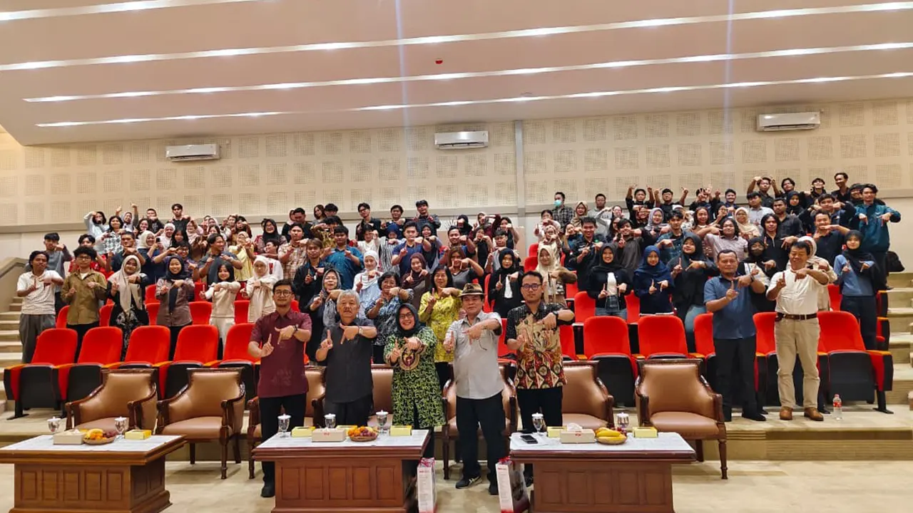 Peserta dan narasumber berfoto bersama usai Kuliah Umum bertajuk “Patriotisme Anti Korupsi dalam Menjawab Tantangan Demokrasi Indonesia” yang diselenggarakan Unit Mata Kuliah Umum (MKU) Universitas 17 Agustus 1945 (Untag) Surabaya di Gedung R. Ing Soengkonjono, Kamis (30/4/2026). (doc. pribadi)