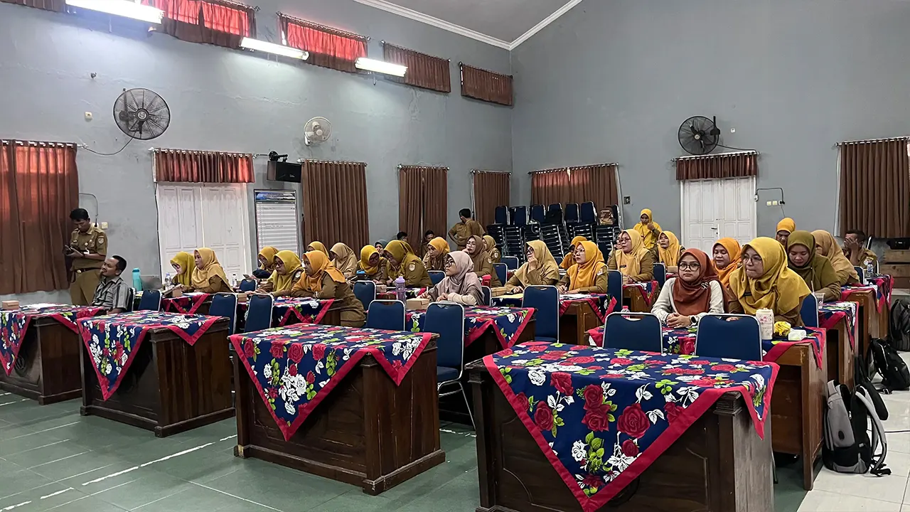 Peserta dari 34 sekolah dasar negeri dan swasta di Kecamatan Cilacap Utara mengikuti pelatihan penyusunan modul kokurikuler dan pengembangan buku digital berbasis Socioscientific Issues (SSI) yang diselenggarakan Program Studi S1 dan S2 PGSD Kebumen FKIP Universitas Sebelas Maret (UNS) bekerja sama dengan KKG Kecamatan Cilacap Utara. (Dok. PGSD Kebumen FKIP UNS)