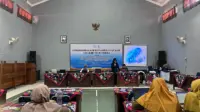 Pemateri saat memberikan pelatihan penyusunan modul kokurikuler dan pengembangan buku digital berbasis Socioscientific Issues (SSI) kepada peserta dari 34 sekolah dasar negeri dan swasta di Kecamatan Cilacap Utara yang diselenggarakan Program Studi S1 dan S2 PGSD Kebumen FKIP Universitas Sebelas Maret (UNS) bekerja sama dengan KKG Kecamatan Cilacap Utara. (Dok. PGSD Kebumen FKIP UNS)