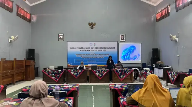 Pemateri saat memberikan pelatihan penyusunan modul kokurikuler dan pengembangan buku digital berbasis Socioscientific Issues (SSI) kepada peserta dari 34 sekolah dasar negeri dan swasta di Kecamatan Cilacap Utara yang diselenggarakan Program Studi S1 dan S2 PGSD Kebumen FKIP Universitas Sebelas Maret (UNS) bekerja sama dengan KKG Kecamatan Cilacap Utara. (Dok. PGSD Kebumen FKIP UNS)