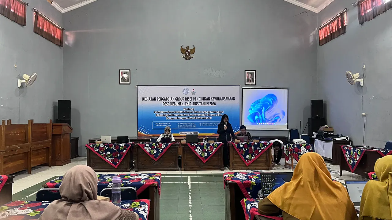 Pemateri saat memberikan pelatihan penyusunan modul kokurikuler dan pengembangan buku digital berbasis Socioscientific Issues (SSI) kepada peserta dari 34 sekolah dasar negeri dan swasta di Kecamatan Cilacap Utara yang diselenggarakan Program Studi S1 dan S2 PGSD Kebumen FKIP Universitas Sebelas Maret (UNS) bekerja sama dengan KKG Kecamatan Cilacap Utara. (Dok. PGSD Kebumen FKIP UNS)