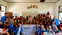 Sesi foto tim PKM bersama peserta dan wali kelas. (doc. Tim PKM 2026 )