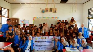 Sesi foto tim PKM bersama peserta dan wali kelas. (doc. Tim PKM 2026 )