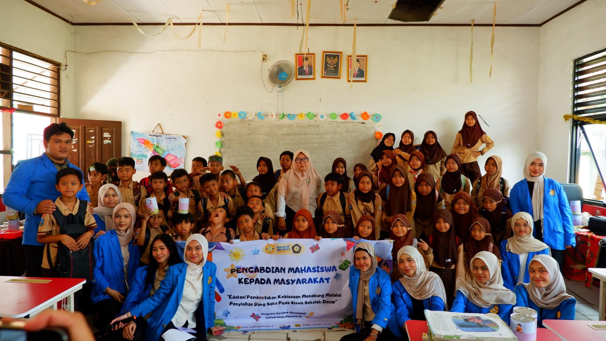 Sesi foto tim PKM bersama peserta dan wali kelas. (doc. Tim PKM 2026 )