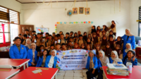 Sesi foto tim PKM bersama peserta dan wali kelas. (doc. Tim PKM 2026) Sesi foto tim PKM bersama peserta dan wali kelas. (doc. Tim PKM 2026)