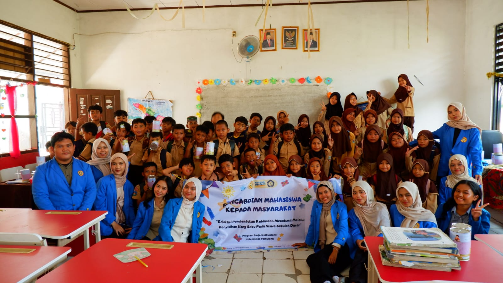 Sesi foto tim PKM bersama peserta dan wali kelas. (doc. Tim PKM 2026)