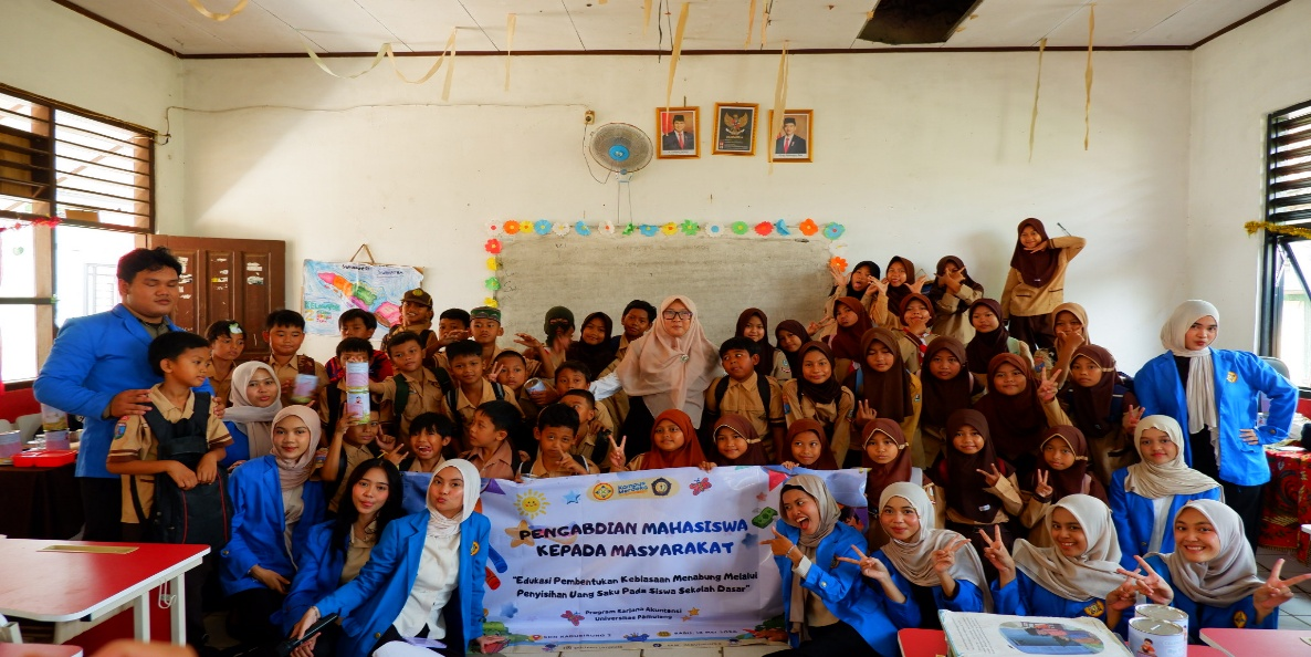 Sesi foto tim PKM bersama peserta dan wali kelas. (doc. Tim PKM 2026)