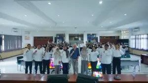 Sivitas akademika Pendidikan Geografi FKIP UNS bersama Assoc. Prof. Dr. Brent Doberstein (tengah) dari University of Waterloo, Kanada, dalam rangkaian Visiting Top Professor Program yang memperkuat kerja sama internasional di bidang riset kebencanaan dan ketangguhan masyarakat. (Dok. FKIP UNS)