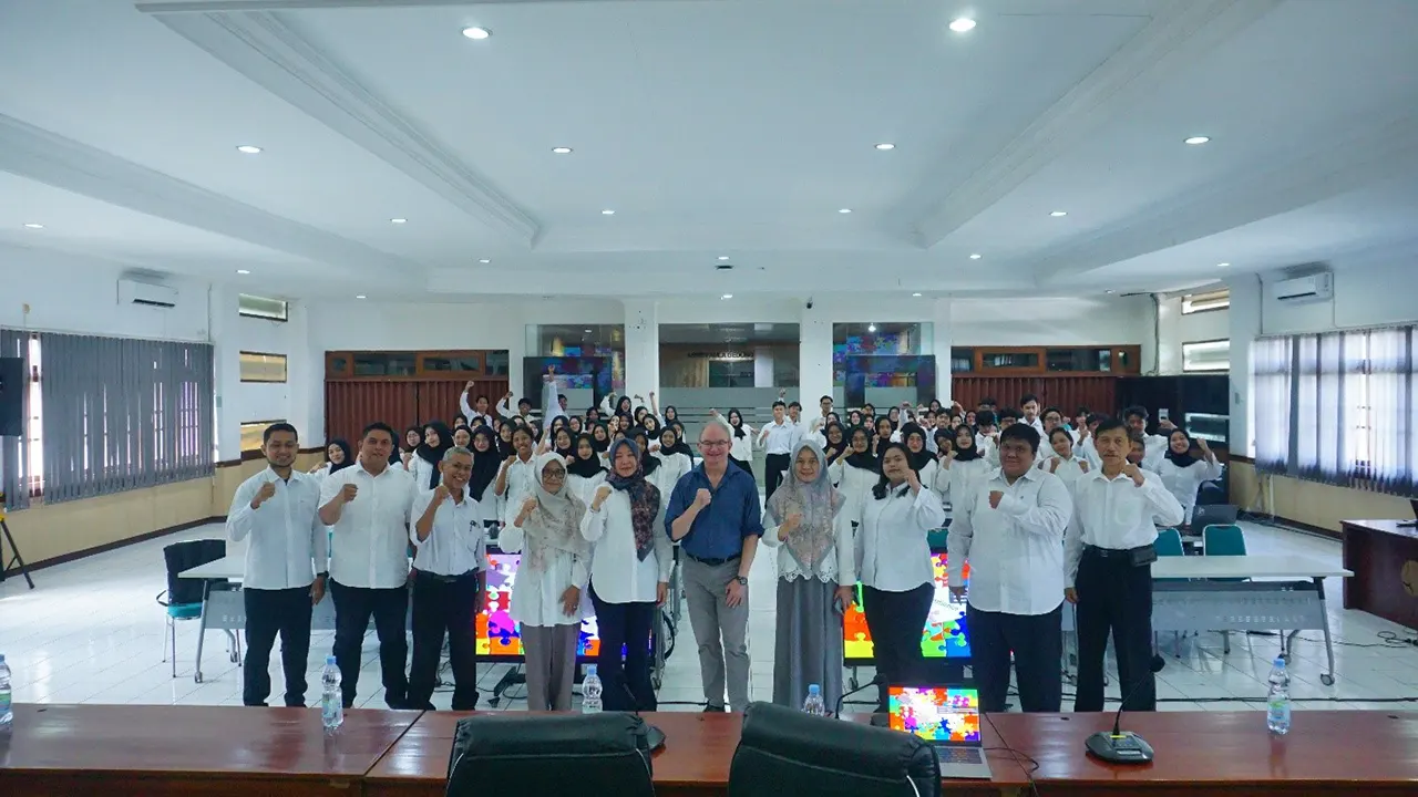 Sivitas akademika Pendidikan Geografi FKIP UNS bersama Assoc. Prof. Dr. Brent Doberstein (tengah) dari University of Waterloo, Kanada, dalam rangkaian Visiting Top Professor Program yang memperkuat kerja sama internasional di bidang riset kebencanaan dan ketangguhan masyarakat. (Dok. FKIP UNS)