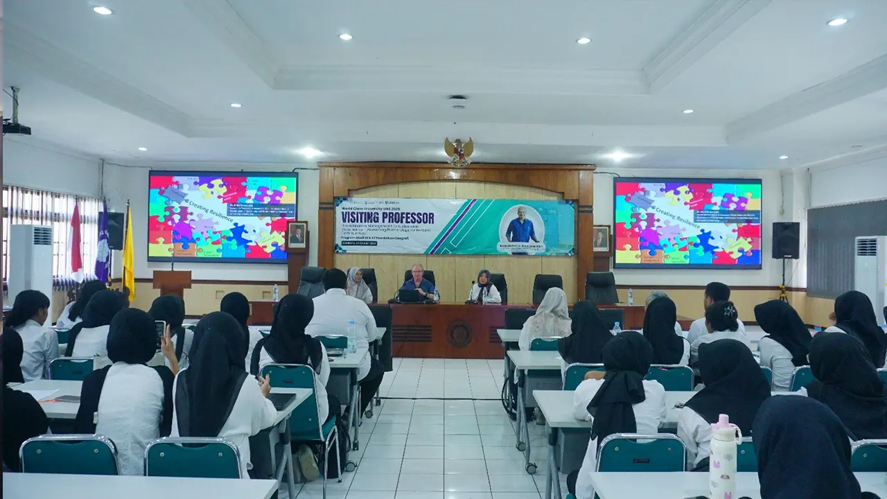 Mahasiswa dan dosen Program Studi Pendidikan Geografi FKIP UNS mengikuti kuliah tamu internasional yang menghadirkan Assoc. Prof. Dr. Brent Doberstein dari University of Waterloo, Kanada, dalam rangka Visiting Top Professor Program di Surakarta. (Dok. FKIP UNS)