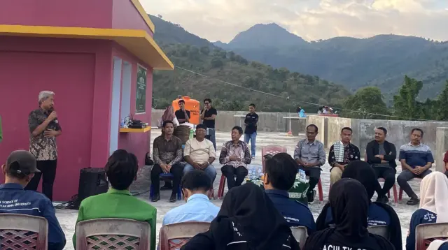 Suasana peluncuran buku antologi book chapter Program Studi Ilmu Hukum Fakultas Hukum dan Ekonomi Universitas Muhammadiyah Bima di Rooftop Lantai 5 Kampus 2 UM Bima. Kegiatan yang melibatkan dosen dan mahasiswa pada mata kuliah Filsafat Hukum ini menjadi bagian dari penguatan budaya akademik dan produktivitas menulis di lingkungan kampus.(Dok. UM Bima)