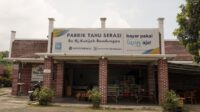 Bangunan Pabrik Tahu Serasi Bu Hj. Kotijah di Bandungan, Kabupaten Semarang, yang menjadi lokasi produksi salah satu kuliner khas daerah. Tempat ini menjadi objek dokumentasi karya photo story mahasiswa Universitas AMIKOM Yogyakarta yang mengangkat proses pembuatan tahu secara tradisional menggunakan pendekatan teknik EDFAT. (Dok. Himawan Wisnu Laksana)