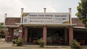 Bangunan Pabrik Tahu Serasi Bu Hj. Kotijah di Bandungan, Kabupaten Semarang, yang menjadi lokasi produksi salah satu kuliner khas daerah. Tempat ini menjadi objek dokumentasi karya photo story mahasiswa Universitas AMIKOM Yogyakarta yang mengangkat proses pembuatan tahu secara tradisional menggunakan pendekatan teknik EDFAT. (Dok. Himawan Wisnu Laksana)