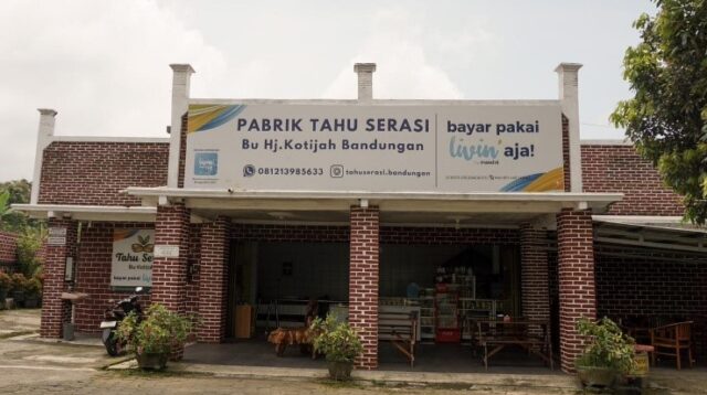 Bangunan Pabrik Tahu Serasi Bu Hj. Kotijah di Bandungan, Kabupaten Semarang, yang menjadi lokasi produksi salah satu kuliner khas daerah. Tempat ini menjadi objek dokumentasi karya photo story mahasiswa Universitas AMIKOM Yogyakarta yang mengangkat proses pembuatan tahu secara tradisional menggunakan pendekatan teknik EDFAT. (Dok. Himawan Wisnu Laksana)